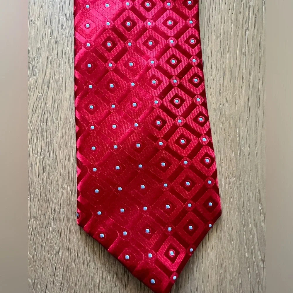 Red patterned tie - Picture 3 of 3